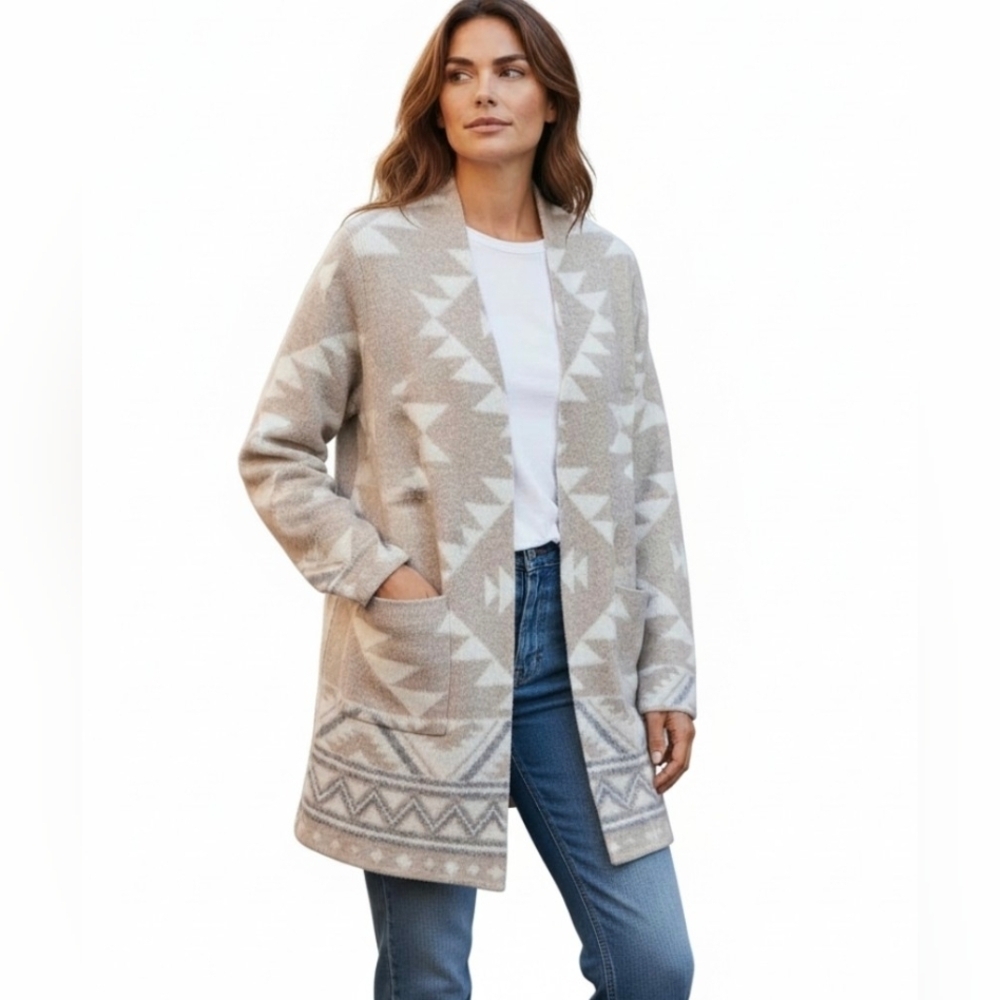 FRYE, NWT Women's Beige and White Sweater. Size M